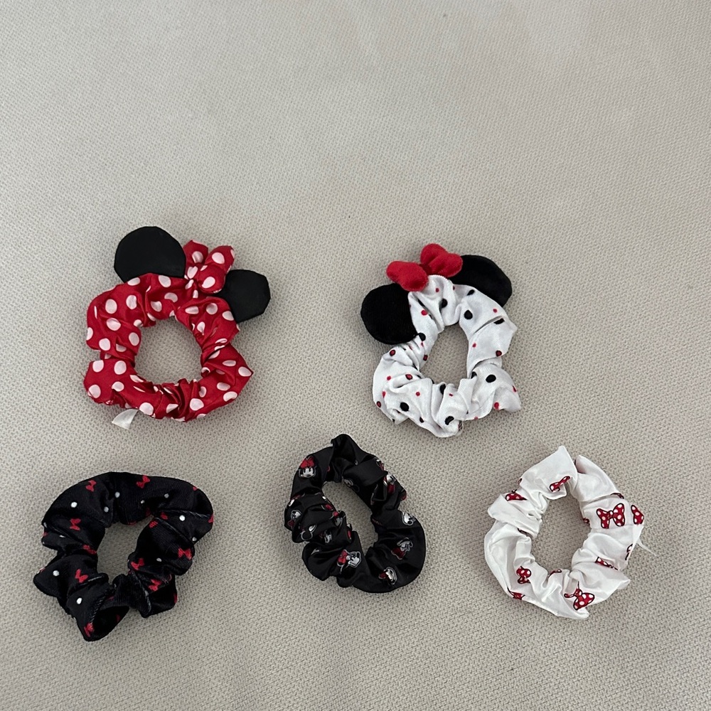 DISNEY MINNIE MOUSE SET OF 5 HAIR SCRUNCHIES NEVER USED/WORN
